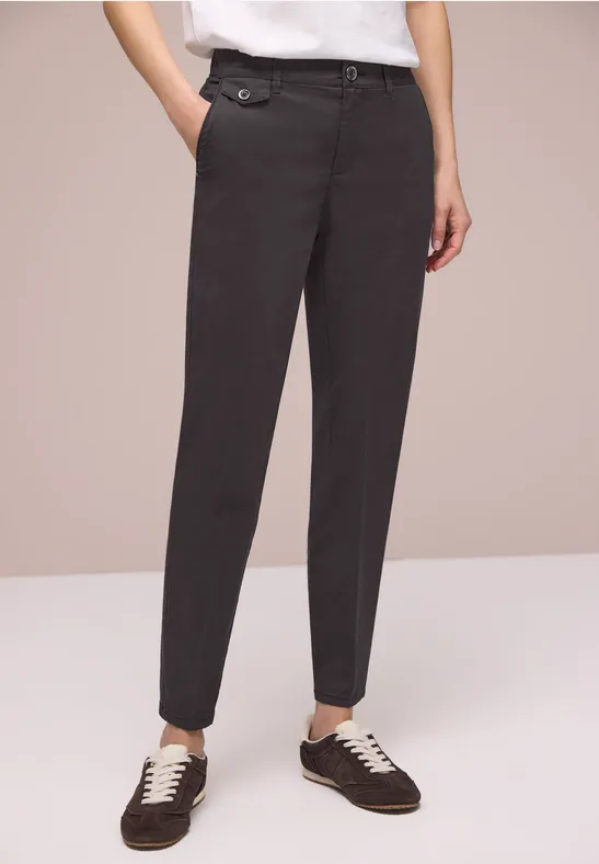 Chino en coupe casual dans une qualité douce deep earth