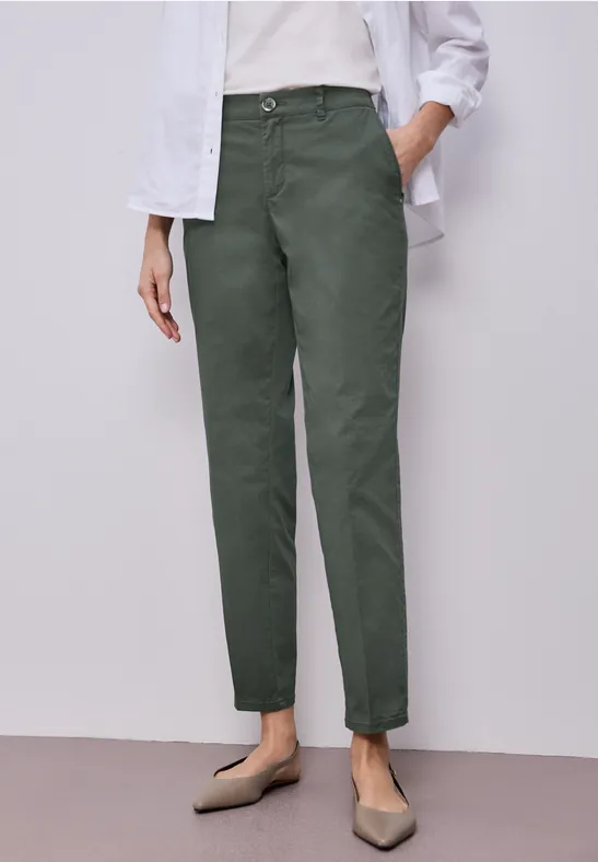 Chino en coupe casual dans une qualité douce cilantro green