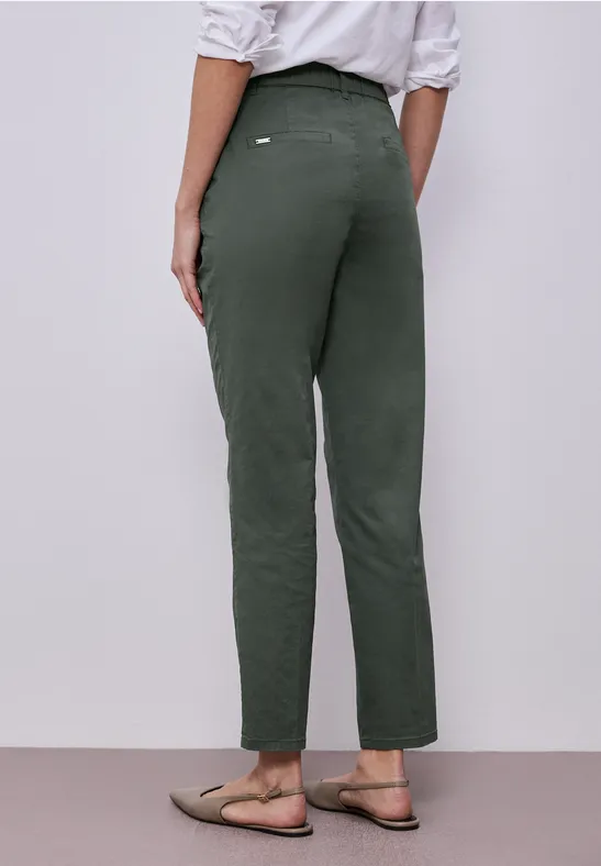 Chino en coupe casual dans une qualité douce cilantro green