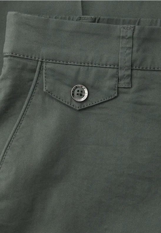 Chino en coupe casual dans une qualité douce cilantro green