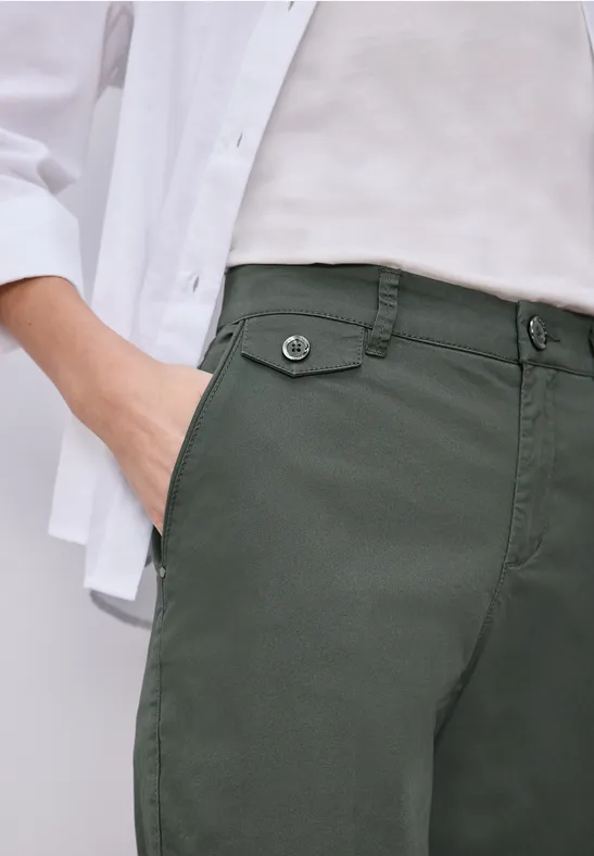 Chino en coupe casual dans une qualité douce cilantro green