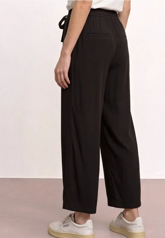 Zwarte wijde broek met hoge taille en twee achterzakken