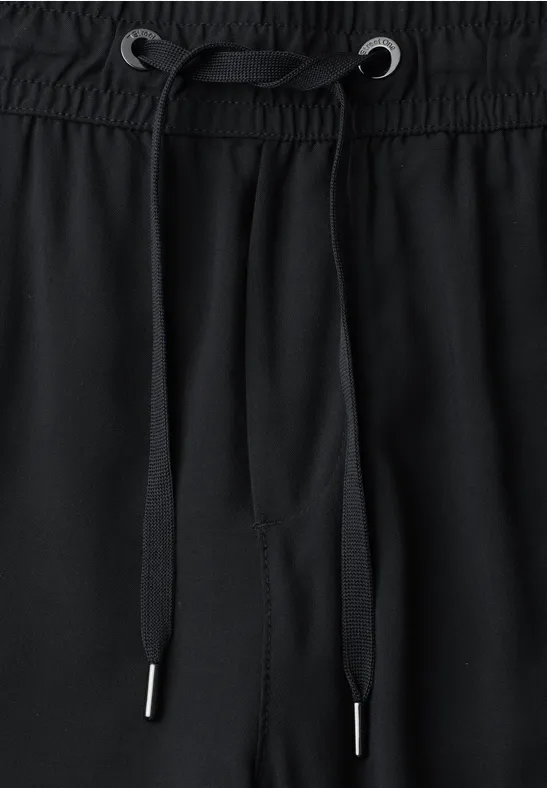 Zwarte joggingbroek met trekkoord in de elastische taille