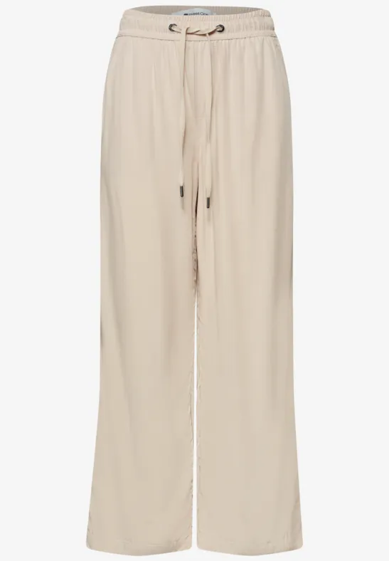Comfortabele, wijde lichtbeige broek met elastische taille en trekkoord voor een casual look.