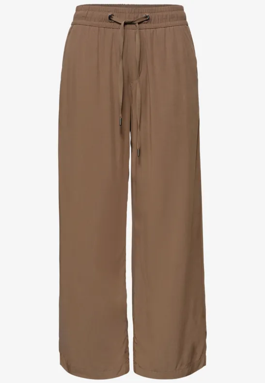 Loszittende, bruine broek van stof met wijde pijpen en een koordsluiting in de taille.