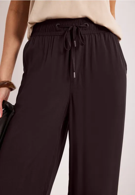 Zwarte, wijde broek met elastische taille en aantrekkoord, nonchalante pasvorm