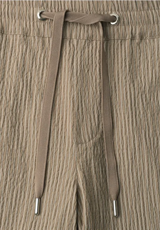 Taupekleurige broek met kreukstructuur en tunnelkoord.