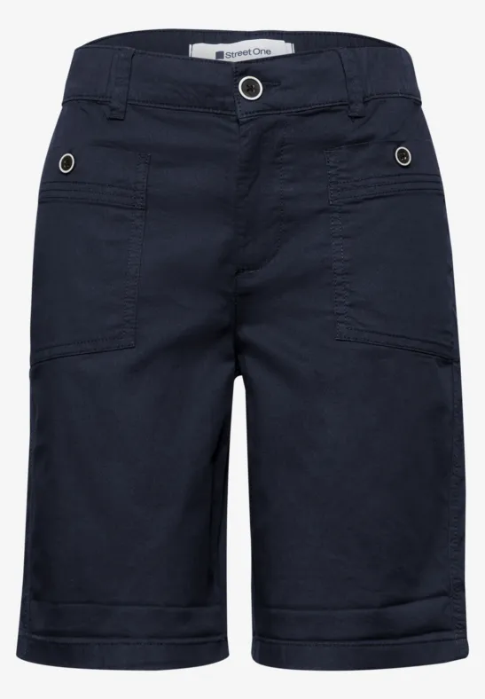 Donkerblauwe damesshorts (bermuda) met zijzakken.