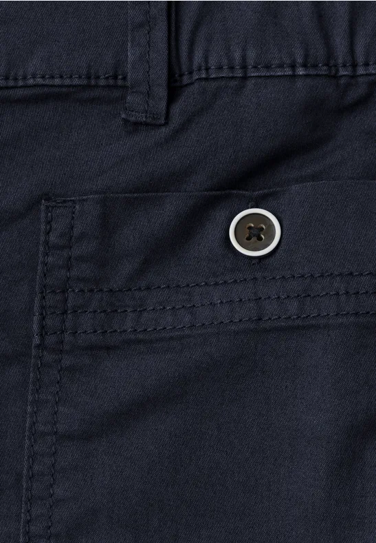 Donkerblauwe stoffen broek met ceintuurlussen, zijzak en knoopdetail