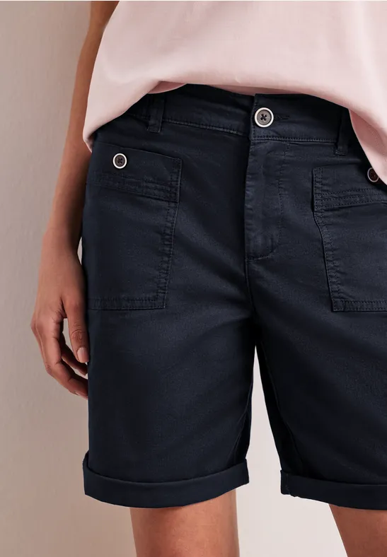 Donkerblauwe shorts met omgeslagen zoom, opgestikte zakken en een losse taille.