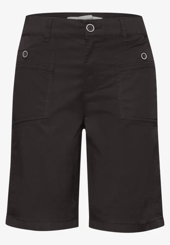 Zwarte cargo-broekshort tot op de knie met steekzakken, riemlussen en een sportieve uitstraling.