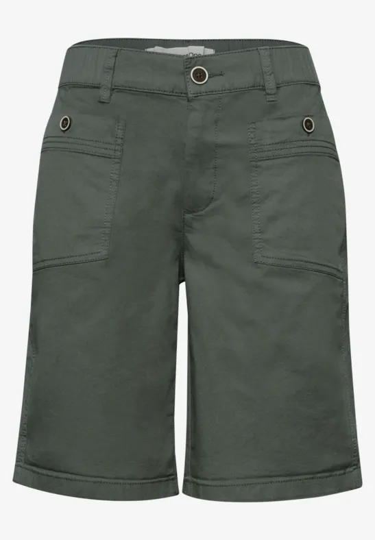 Dunkelgrüne, knielange Shorts mit aufgesetzten Taschen, ideal für Outdoor und Alltag.