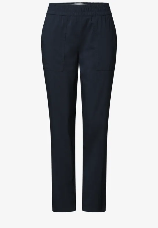 Eenvoudige zwarte broek met elastische taille en rechte pijpen.