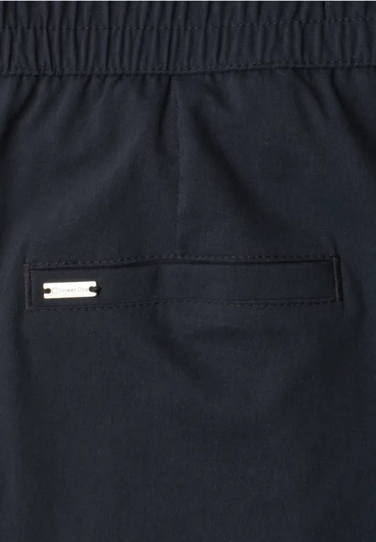 Donkerblauwe broek met elastische taille en achterzak met rechthoekig metalen detail