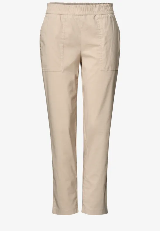 Beige, gerade geschnittene Damenhose mit elastischem Bund und aufgesetzten Taschen.