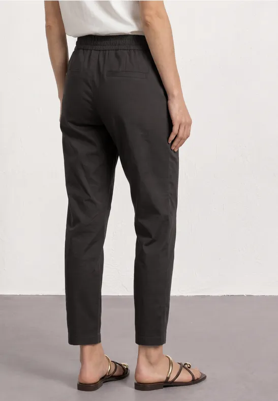 Donkergrijze damesbroek met hoge taille, elastische band, taps toelopende pijpen en enkellengte.