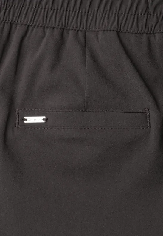 Donkere broek met elastische taille en ritssluitingzak aan de achterkant
