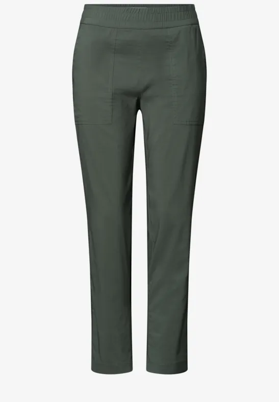 Dunkelgrüne Slim-Fit-Hose mit geradem Bein, hoher Taille und aufgesetzten Vordertaschen.