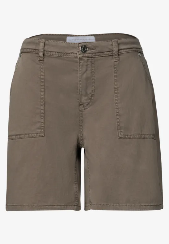 Khakifarbene Baumwoll-Shorts mit aufgesetzten Taschen vorne und Gürtelschlaufen.