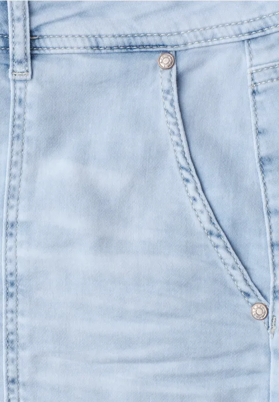 Nahaufnahme einer hellblauen Jeanshose mit sichtbarem Taschenbereich und Nahtdetails.