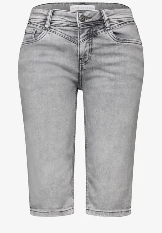 Grijze denim bermuda met five-pocketstijl, knoopsluiting, strak model tot op de knie.