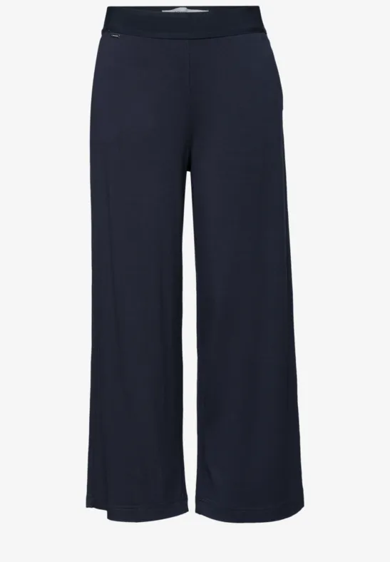 Dunkelblaue, weite Damenhose mit hohem Bund und fließendem Stoff.
