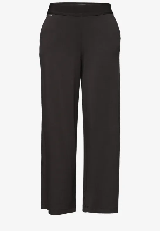 Schwarze, gerade geschnittene Hose mit weitem Bein und elastischem Bund