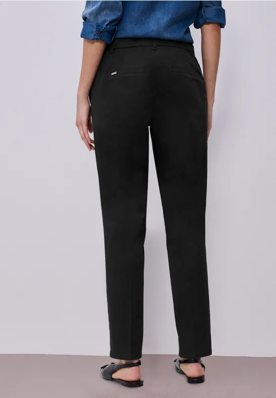 Chino im Casual Fit in softer Qualität Black