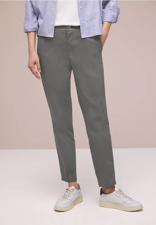 Chino en coupe casual dans une qualité douce overcast grey