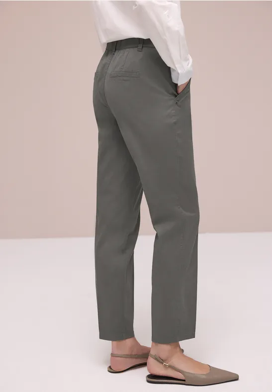 Chino en coupe casual dans une qualité douce overcast grey