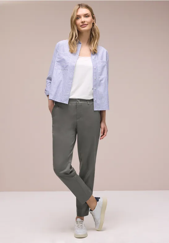 Chino en coupe casual dans une qualité douce overcast grey