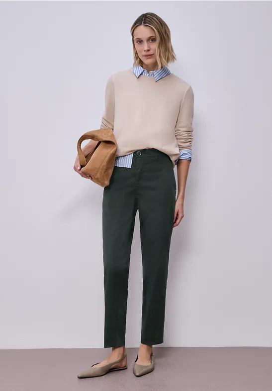 Chino en coupe casual dans une qualité douce pine grove green