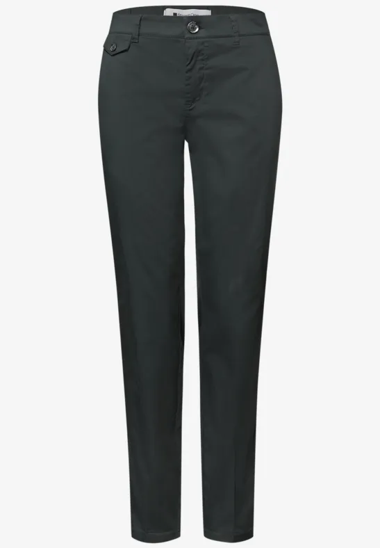 Chino en coupe casual dans une qualité douce pine grove green