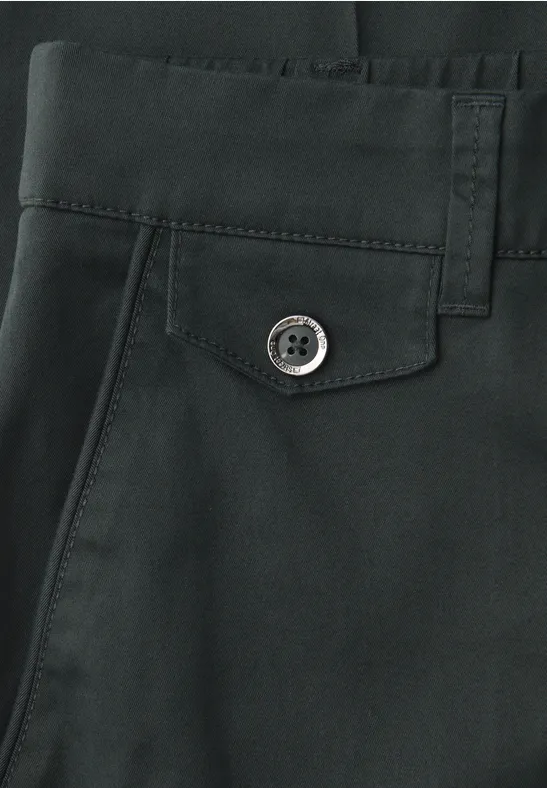 Chino en coupe casual dans une qualité douce pine grove green