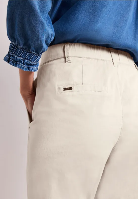 Casual fit chino's in een zachte stof silkstone white