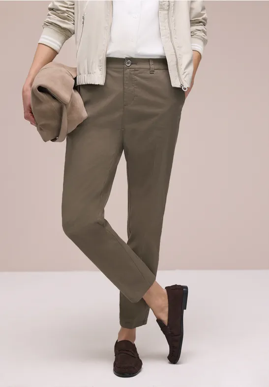 Chino en coupe casual dans une qualité douce cold brew brown