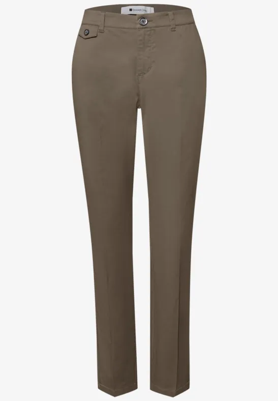 Chino en coupe casual dans une qualité douce cold brew brown