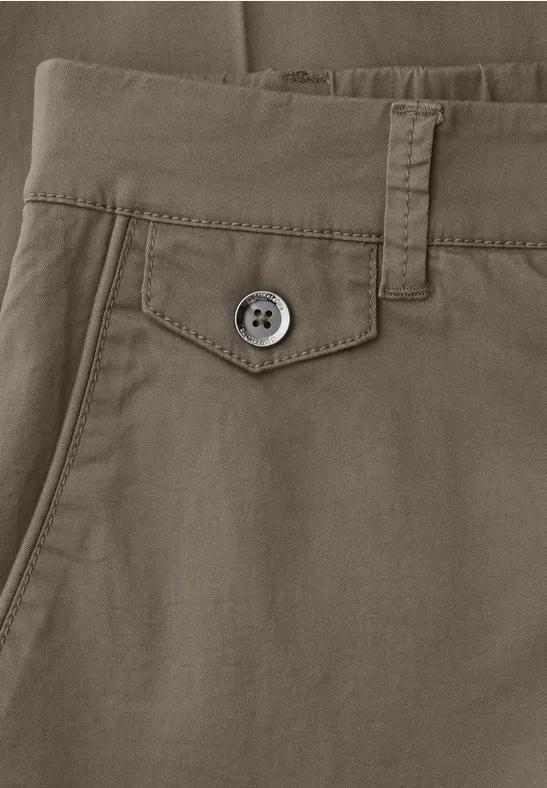 Chino en coupe casual dans une qualité douce cold brew brown