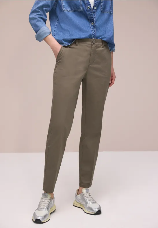 Chino en coupe casual dans une qualité douce cold brew brown