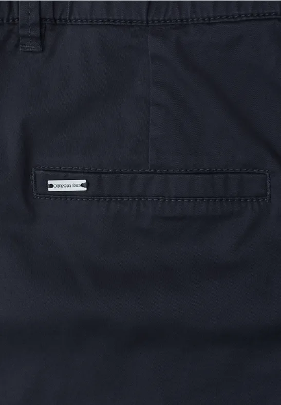 Dunkelblaue Hose mit Gesäßtasche und kleinem silbernem Markenlabel.