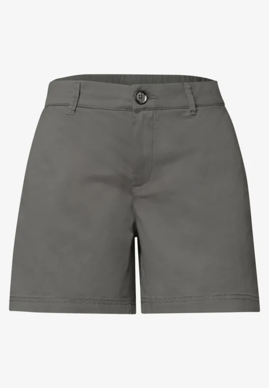 Grijze damesshort met kniehoogte, knoopsluiting en ceintuurlussen.
