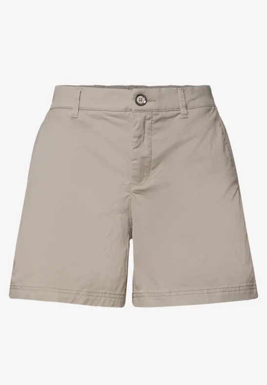Beige korte broek van licht materiaal met knoopsluiting - comfortabel en veelzijdig.