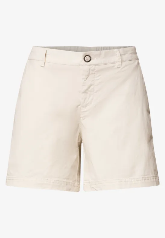 Beige, kniekorte short van licht stof met knoopsluiting en riemlussen.