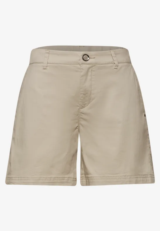 Beige Shorts für Damen mit Knopfverschluss und seitlichen Eingrifftaschen.