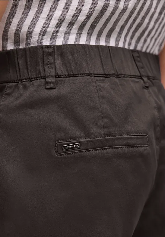 Nahaufnahme: Gestreiftes Top und schwarze Hose mit Gesäßtasche