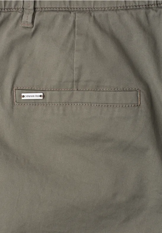 Olivefarbene Hose mit Paspeltasche am Rücken und kleinem, rechteckigem Markenlabel in der Nähe der Naht.