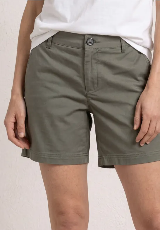 Olivgrüne Shorts mit Knopfverschluss, mittellang, legerer Sommerlook.