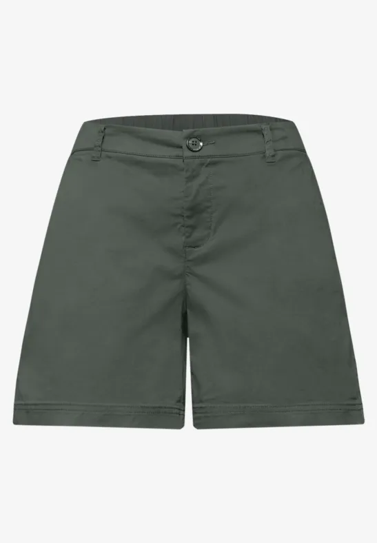 Dunkelgrüne, knielange Shorts mit schlichten Seitentaschen.