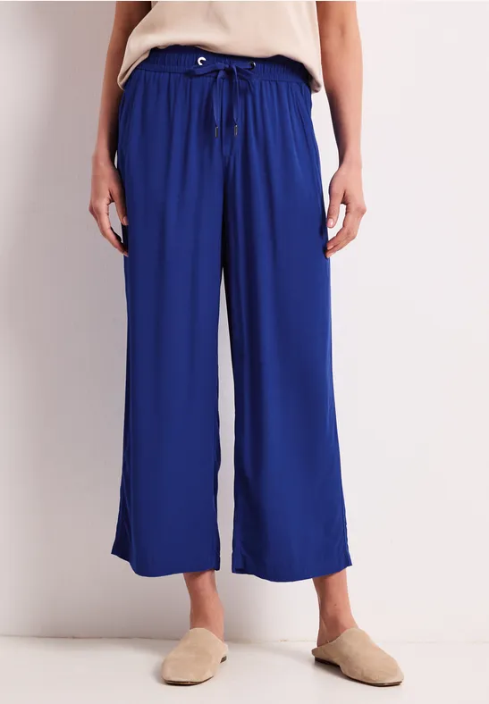 Wijde, enkellange broek in fel koningsblauw met elastische tailleband en bindkoord.