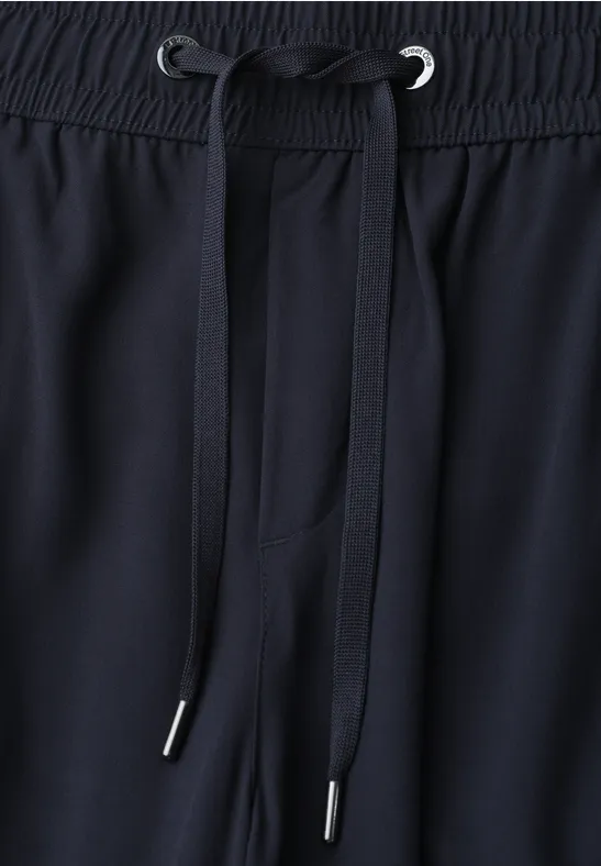 Zwarte elastische broekband met trekkoord in een strik.